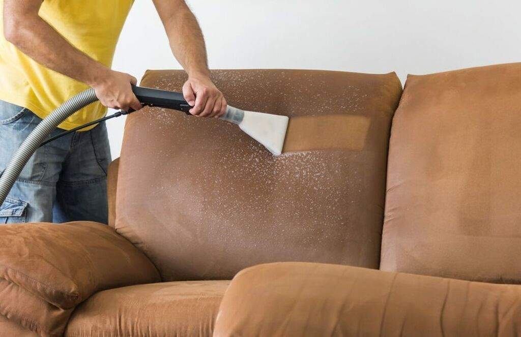 Nettoyage d’un canapé en tissu marron avec un aspirateur injecteur-extracteur