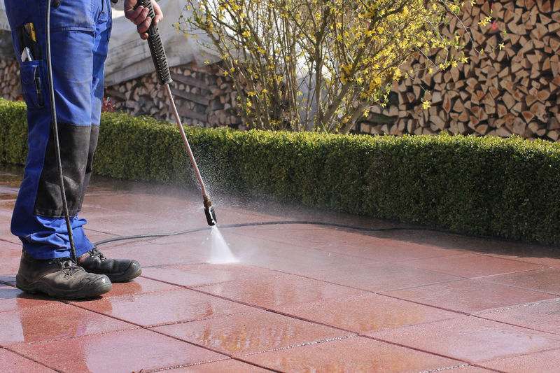 Nettoyage d’une terrasse en dalles au nettoyeur haute pression